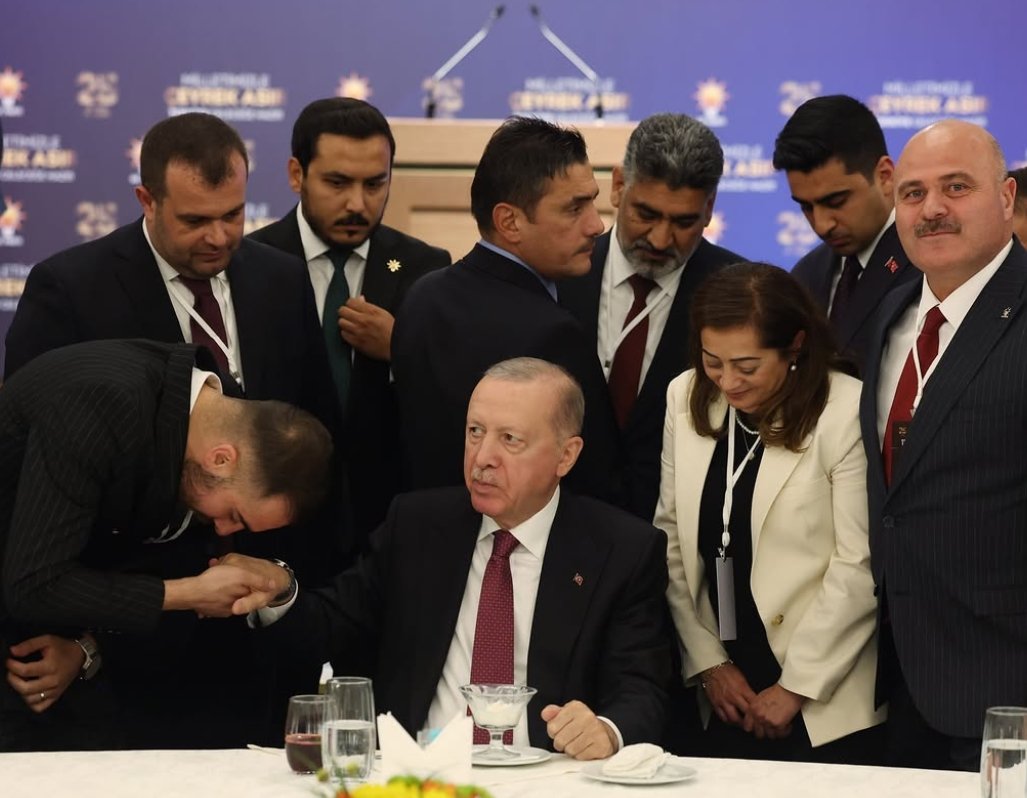 AkGenclikKars's tweet photo. 🇹🇷 Cumhurbaşkanımız ve AK Parti Genel Başkanımız Sayın Recep Tayyip Erdoğan ile bir araya geldik.

Kars teşkilatımızın çalışmaları ve şehrimizin geleceğine yönelik hedeflerimiz üzerine verimli bir sohbet gerçekleştirdik

Nazik sohbetleri  için Cumhurbaşkanımıza teşekkür ediyoruz https://t.co/MHVabe3SZe