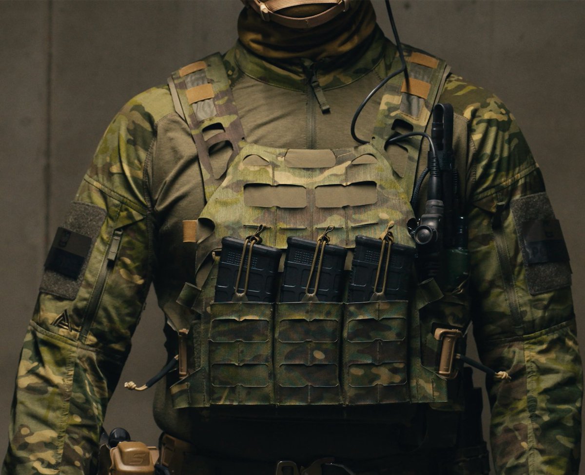 KdoMagazin's tweet photo. #SOF Plattenträger: Plate Carriers forged in Poland! Neue Varianten als Assaulter, Heavy Assaulter, Assaulter QR, #Medic, #JTAC, Low Profile (Hellcat + Corsair) jetzt bei #DirectAction verfügbar! https://t.co/HiQ3koSzXK https://t.co/IFYK3DAzwV