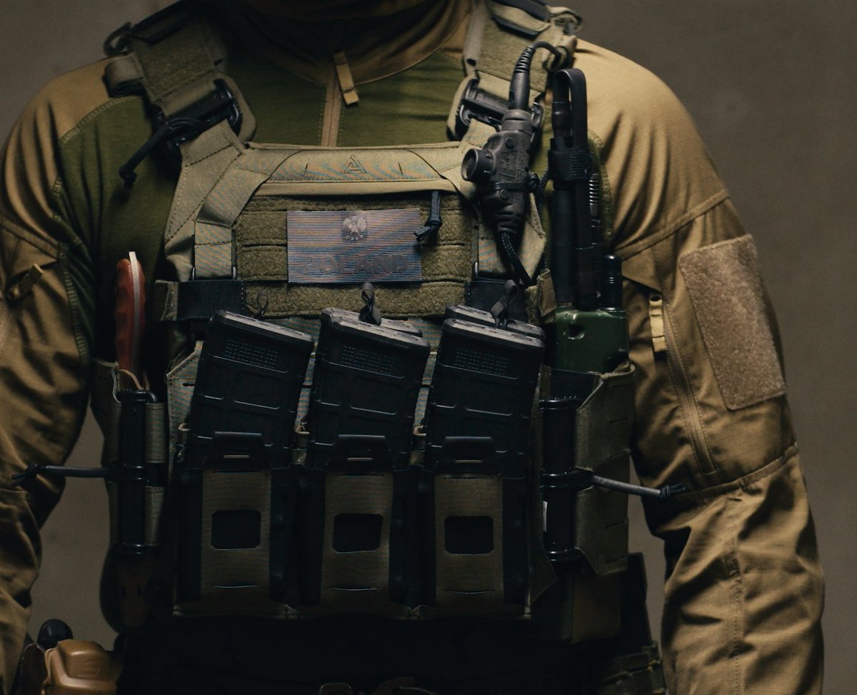 KdoMagazin's tweet photo. #SOF Plattenträger: Plate Carriers forged in Poland! Neue Varianten als Assaulter, Heavy Assaulter, Assaulter QR, #Medic, #JTAC, Low Profile (Hellcat + Corsair) jetzt bei #DirectAction verfügbar! https://t.co/HiQ3koSzXK https://t.co/IFYK3DAzwV