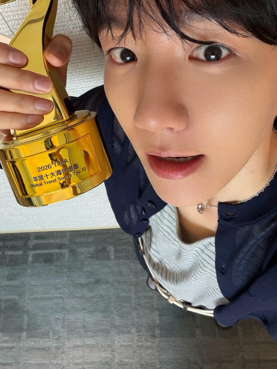 PopBaeks's tweet photo. Baekhyun poses with the trophy for ‘Elevator,’ which won the ‘Global Trend Songs Top 10’ at the 2026 TMElive International Music Awards. https://t.co/mo02LYYz3t