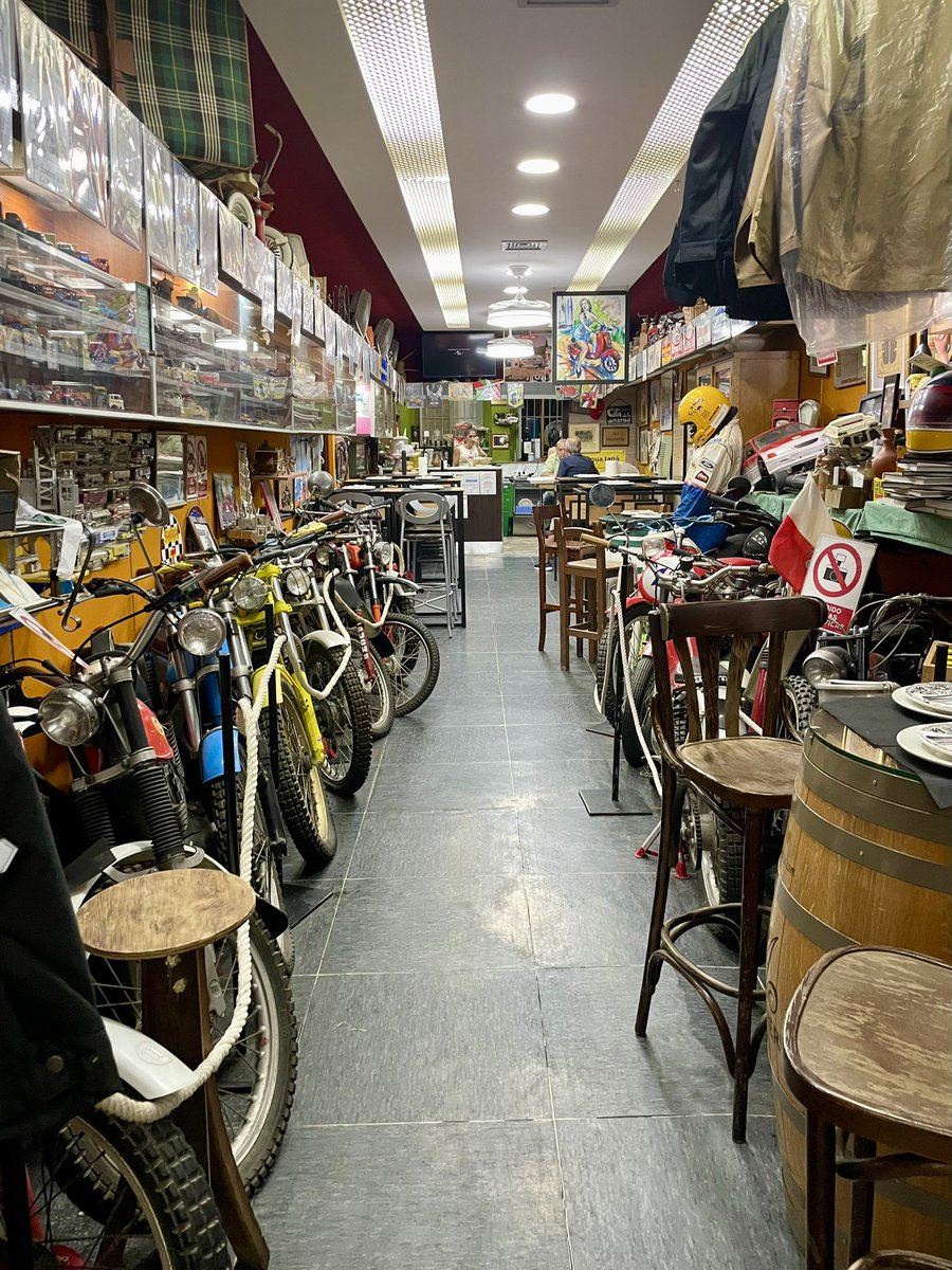 pbrionesmqz's tweet photo. ¿Picar unas albóndigas en tomate y unas huevas de merluza en una tienda-museo de motos? 

Todo es posible en Cádiz! 

En “La tienda de Pelayo”, a un paso de la catedral. https://t.co/G5x2waw168
