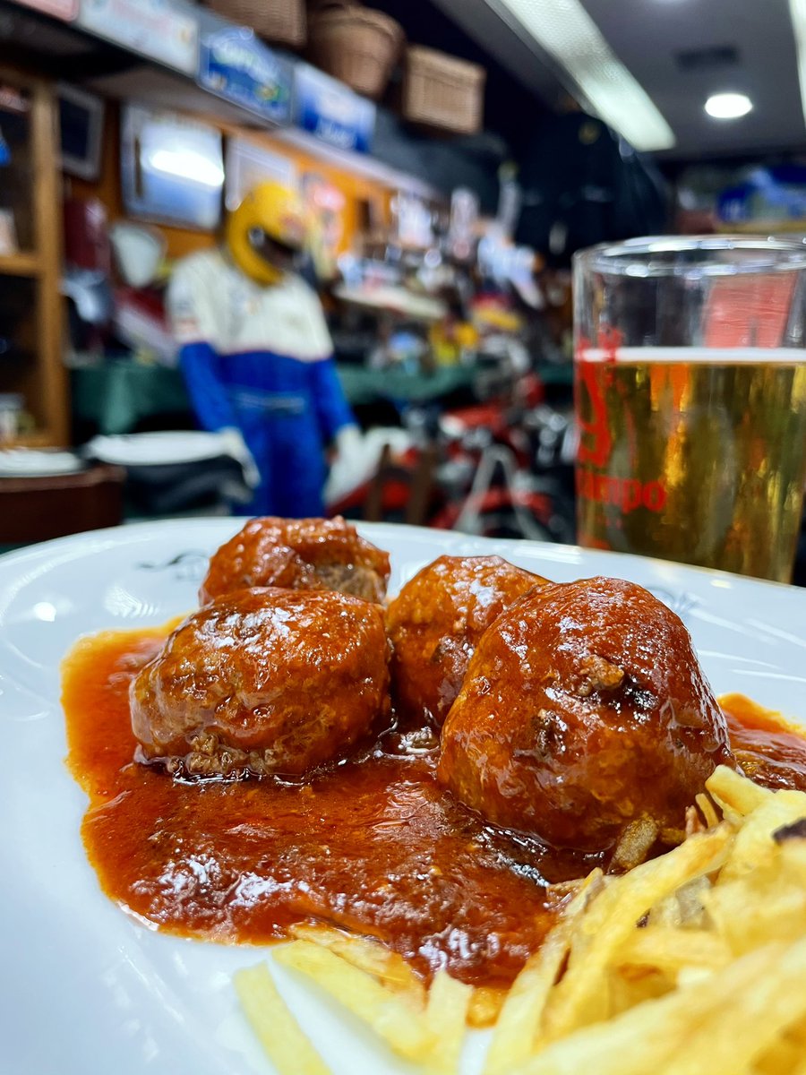 pbrionesmqz's tweet photo. ¿Picar unas albóndigas en tomate y unas huevas de merluza en una tienda-museo de motos? 

Todo es posible en Cádiz! 

En “La tienda de Pelayo”, a un paso de la catedral. https://t.co/G5x2waw168