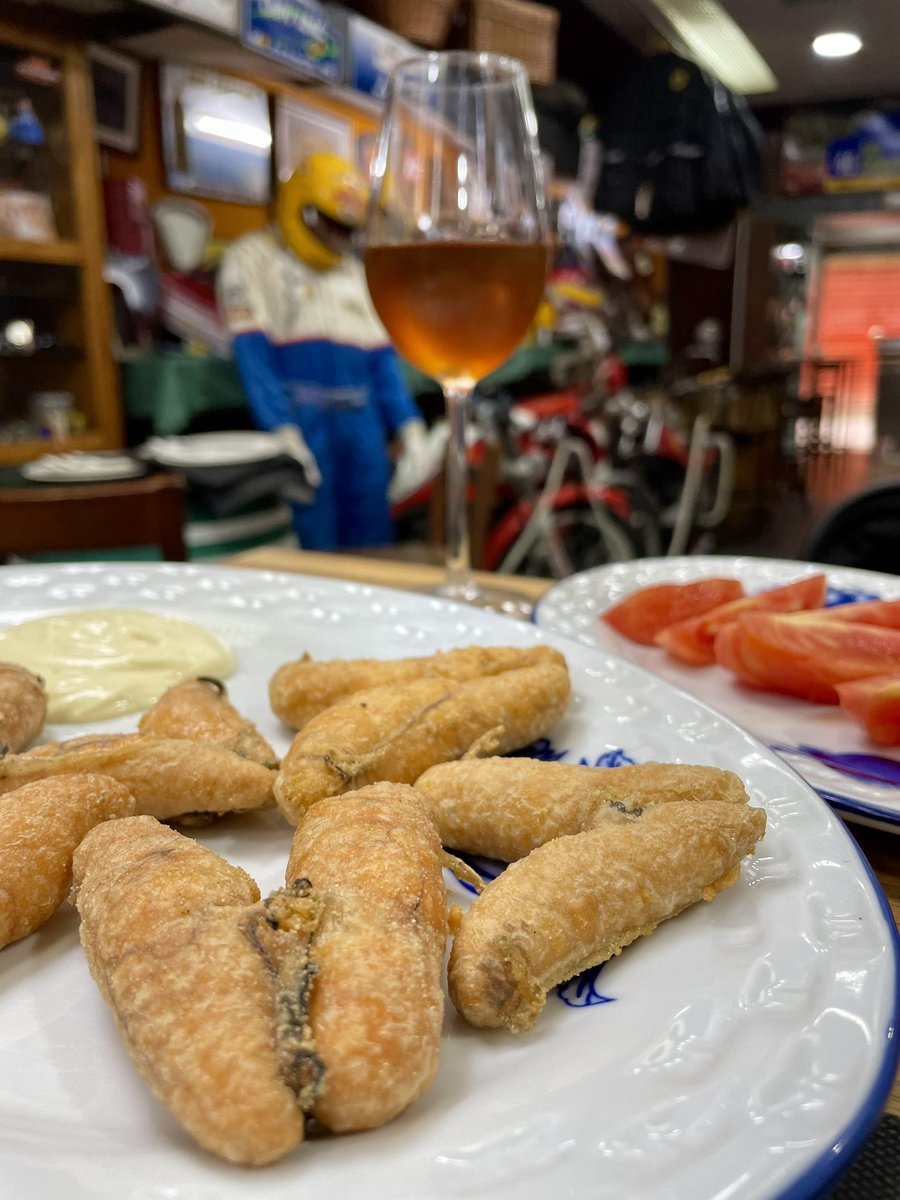 pbrionesmqz's tweet photo. ¿Picar unas albóndigas en tomate y unas huevas de merluza en una tienda-museo de motos? 

Todo es posible en Cádiz! 

En “La tienda de Pelayo”, a un paso de la catedral. https://t.co/G5x2waw168