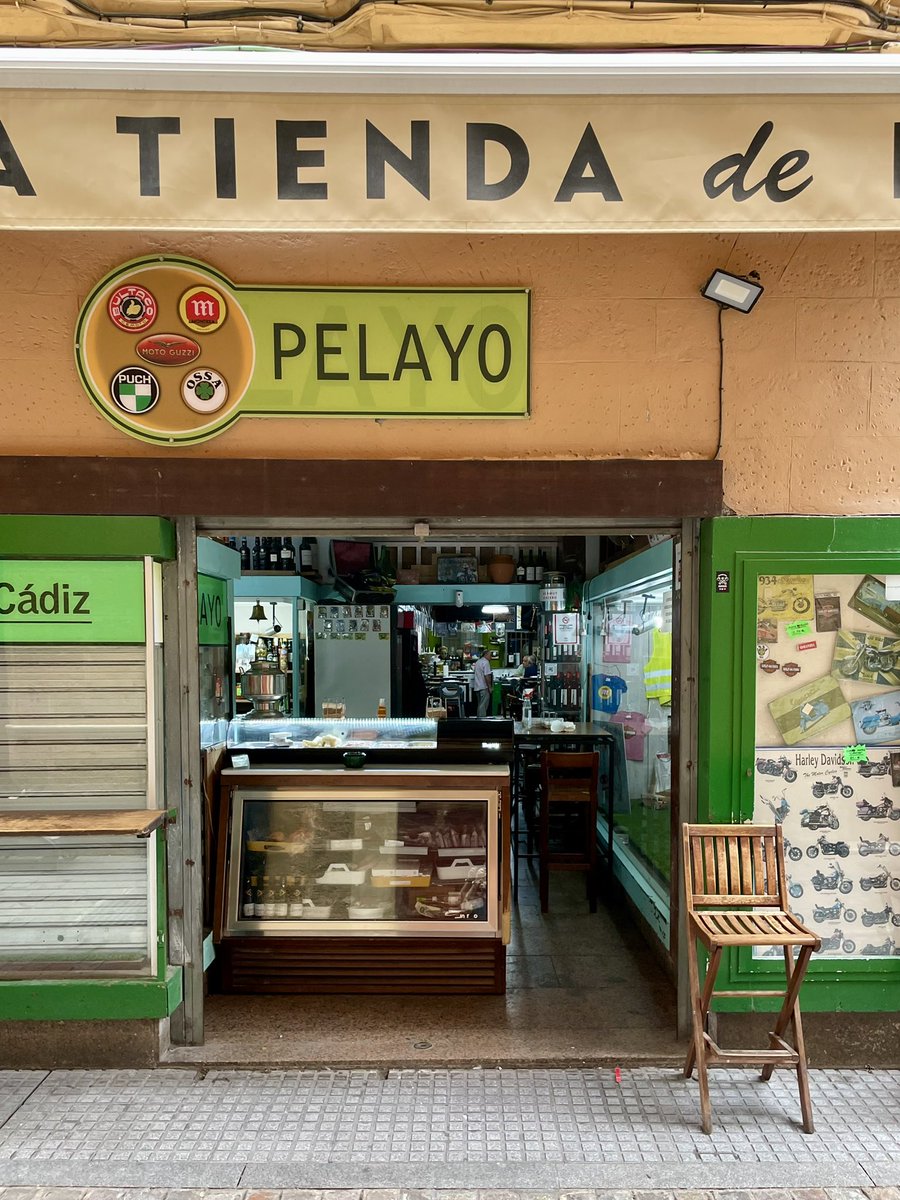 pbrionesmqz's tweet photo. ¿Picar unas albóndigas en tomate y unas huevas de merluza en una tienda-museo de motos? 

Todo es posible en Cádiz! 

En “La tienda de Pelayo”, a un paso de la catedral. https://t.co/G5x2waw168