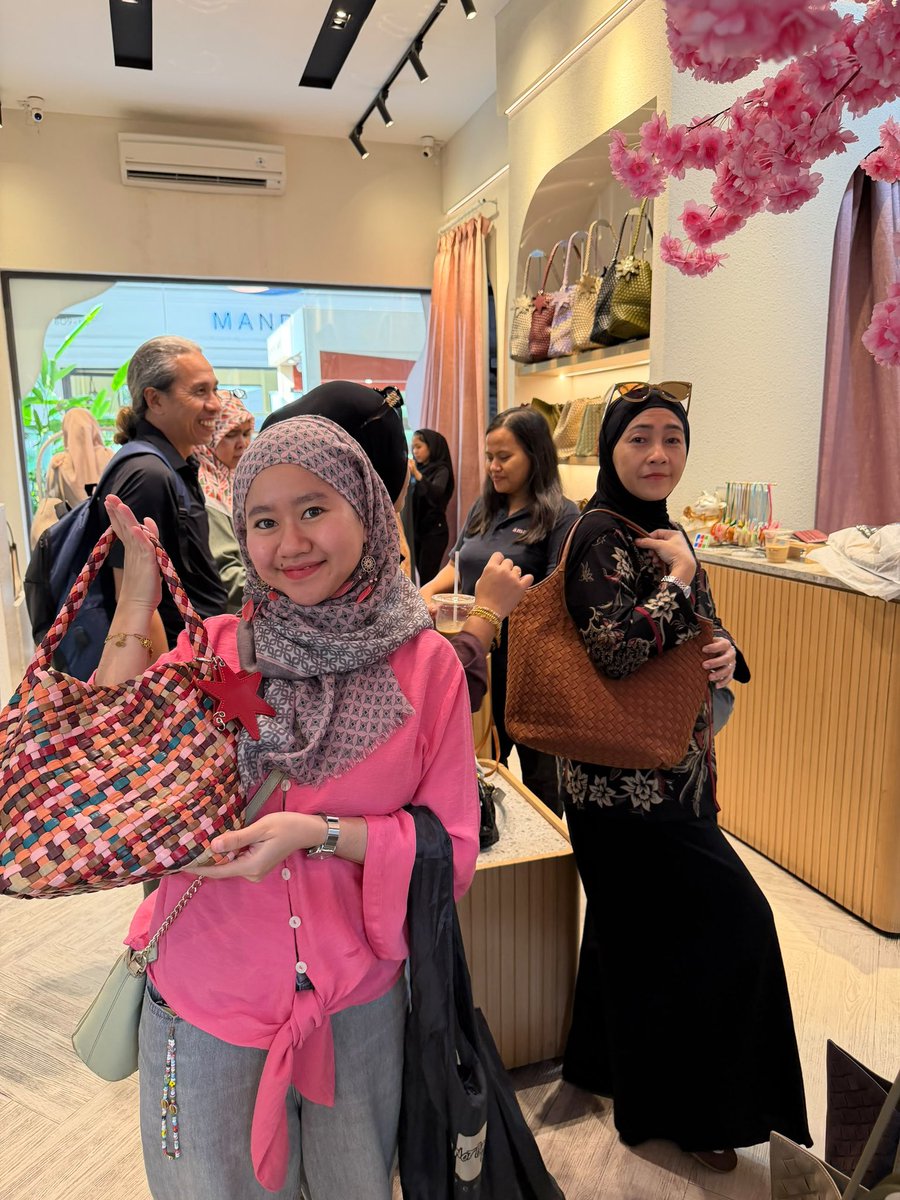 serrrbear's tweet photo. The retail therapy we all needed. Thank you Jakarta 🇮🇩 https://t.co/RHwL9w4SJ5