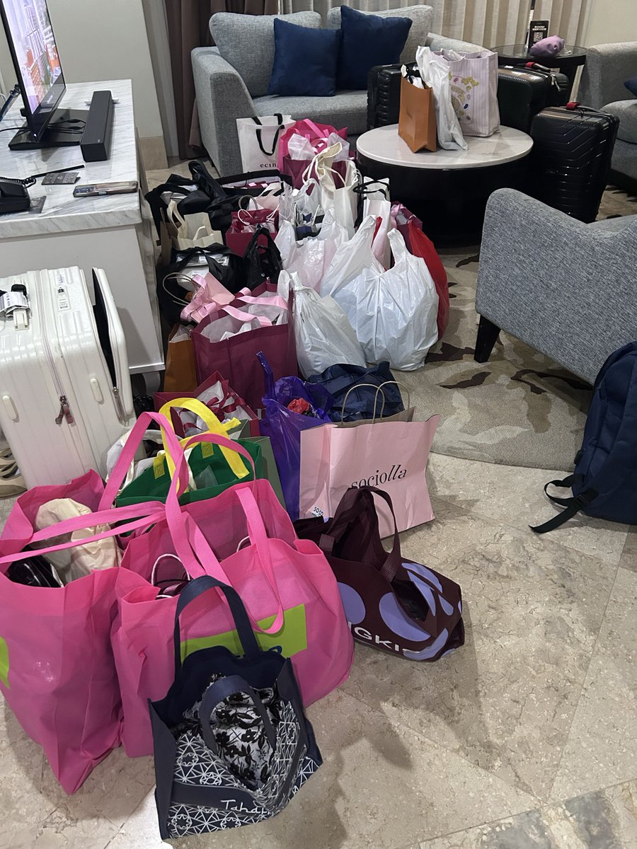 serrrbear's tweet photo. The retail therapy we all needed. Thank you Jakarta 🇮🇩 https://t.co/RHwL9w4SJ5