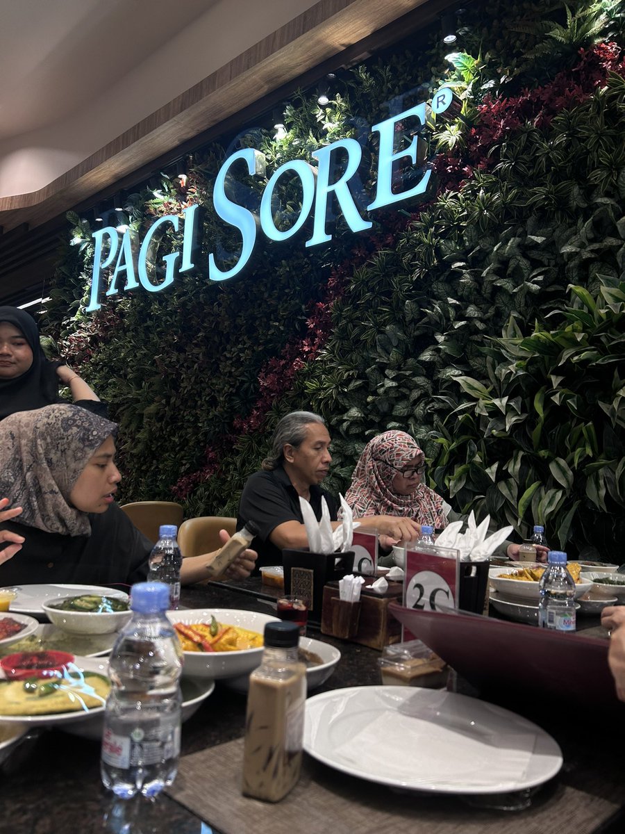 serrrbear's tweet photo. The retail therapy we all needed. Thank you Jakarta 🇮🇩 https://t.co/RHwL9w4SJ5