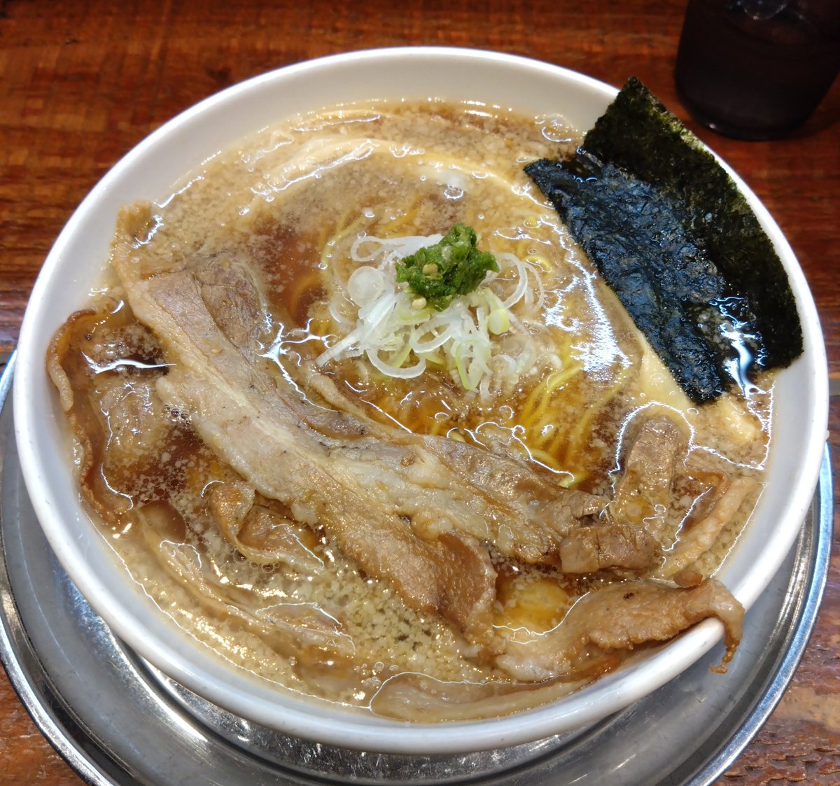 ig_yu0820's tweet photo. 元祖一条流がんこラーメン
たま館分店　立川
【限定】
背脂反則　葱飯

濁り売り切れ… じゃあ限定😏
優しい背脂とミドル級の味の濃さがいいバランス✨✨
なんか悪魔肉👿も久しぶりだな、コレもたまらん😍
後半は青唐の辛さが広がりこれもまたたまらん🌶️😆

葱飯はスープをかけながら大変美味しくいただきました😘