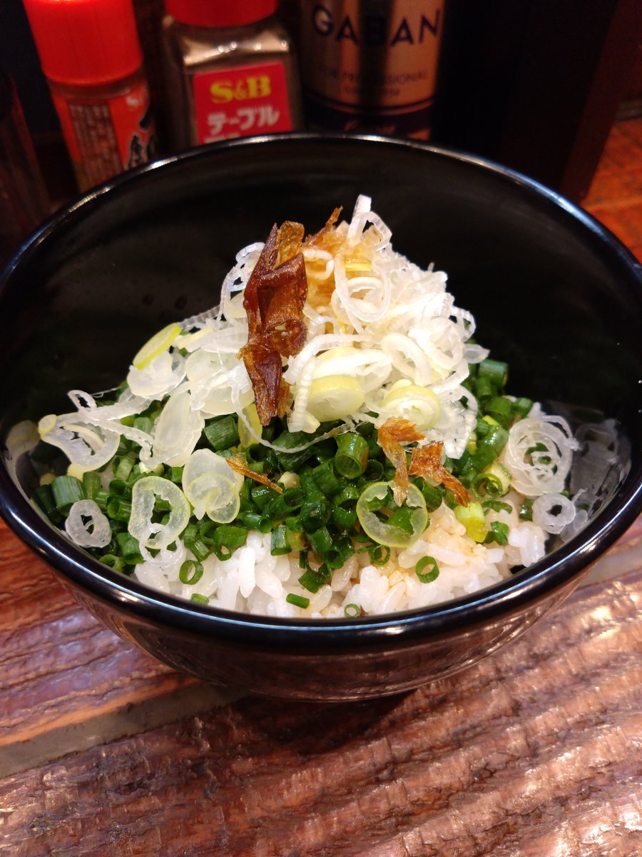 ig_yu0820's tweet photo. 元祖一条流がんこラーメン
たま館分店　立川
【限定】
背脂反則　葱飯

濁り売り切れ… じゃあ限定😏
優しい背脂とミドル級の味の濃さがいいバランス✨✨
なんか悪魔肉👿も久しぶりだな、コレもたまらん😍
後半は青唐の辛さが広がりこれもまたたまらん🌶️😆

葱飯はスープをかけながら大変美味しくいただきました😘