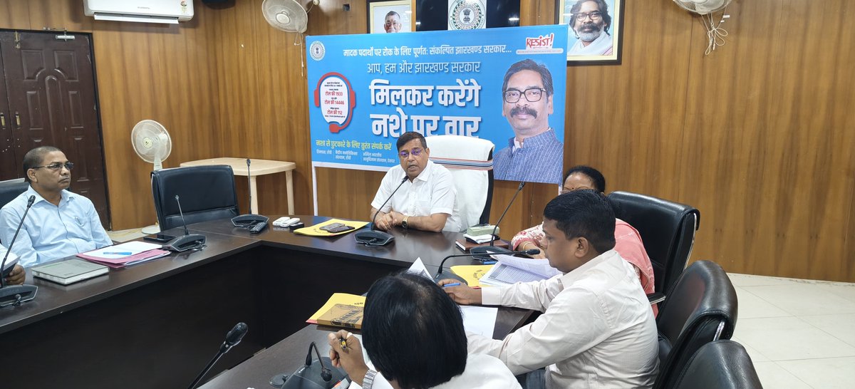 dc_garhwa's tweet photo. शिक्षा विभाग की जिला स्तरीय समीक्षा बैठक में सभी शैक्षणिक इंडिकेटरों में सुधार, छात्र-शिक्षक उपस्थिति, गुणवत्तापूर्ण शिक्षा एवं योजनाओं के समयबद्ध क्रियान्वयन पर जोर दिया गया। शिक्षा व्यवस्था को और बेहतर बनाने तथा बच्चों के सर्वांगीण विकास पर विशेष ध्यान देने के निर्देश दिए गए। https://t.co/8xUkQuNa5O