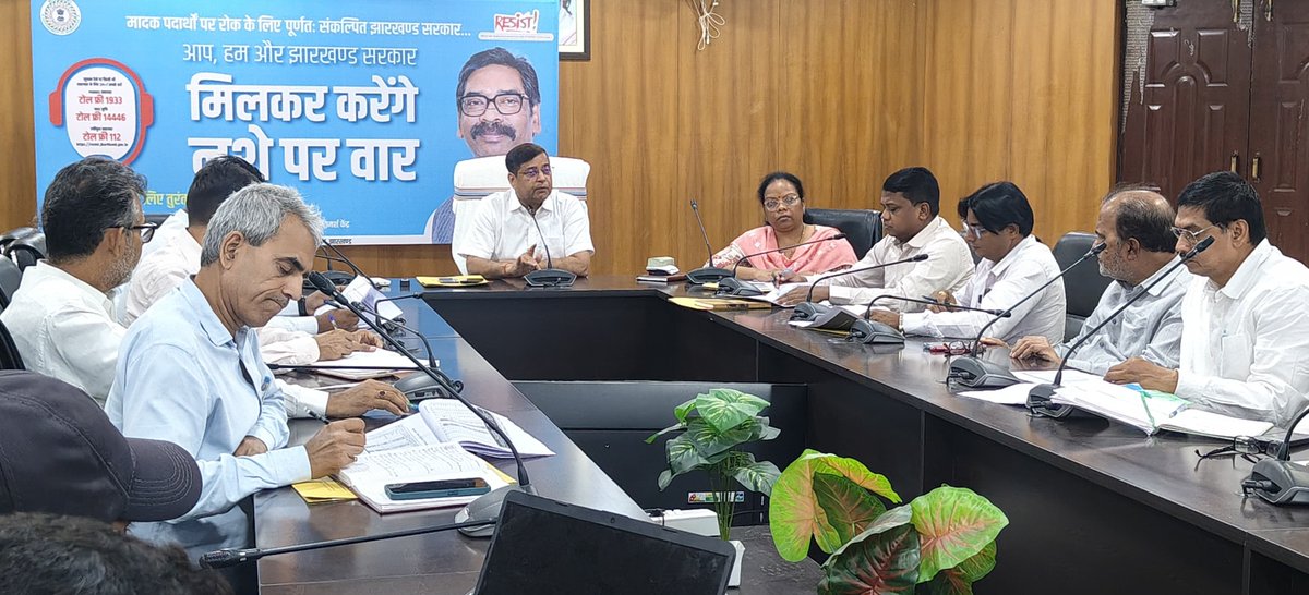 dc_garhwa's tweet photo. शिक्षा विभाग की जिला स्तरीय समीक्षा बैठक में सभी शैक्षणिक इंडिकेटरों में सुधार, छात्र-शिक्षक उपस्थिति, गुणवत्तापूर्ण शिक्षा एवं योजनाओं के समयबद्ध क्रियान्वयन पर जोर दिया गया। शिक्षा व्यवस्था को और बेहतर बनाने तथा बच्चों के सर्वांगीण विकास पर विशेष ध्यान देने के निर्देश दिए गए। https://t.co/8xUkQuNa5O