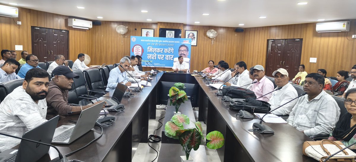 dc_garhwa's tweet photo. शिक्षा विभाग की जिला स्तरीय समीक्षा बैठक में सभी शैक्षणिक इंडिकेटरों में सुधार, छात्र-शिक्षक उपस्थिति, गुणवत्तापूर्ण शिक्षा एवं योजनाओं के समयबद्ध क्रियान्वयन पर जोर दिया गया। शिक्षा व्यवस्था को और बेहतर बनाने तथा बच्चों के सर्वांगीण विकास पर विशेष ध्यान देने के निर्देश दिए गए। https://t.co/8xUkQuNa5O
