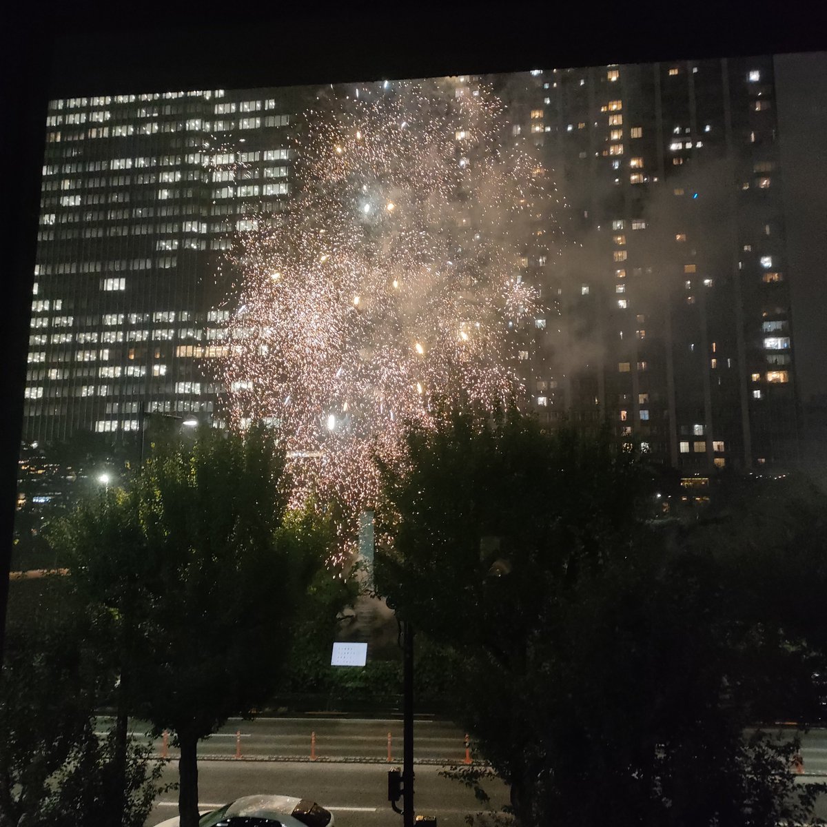 yu_t_ume's tweet photo. なんか、花火が打ち上がって窓から見えた。都内某所。 https://t.co/HIrFCXeKP7