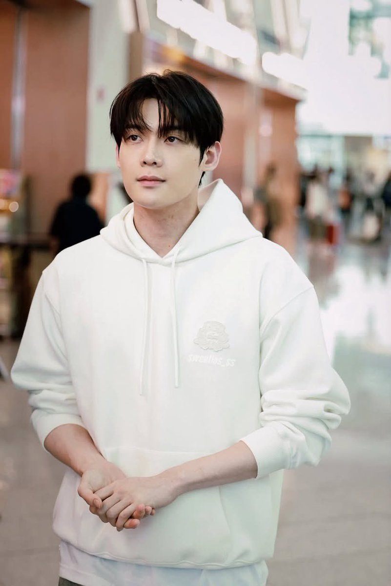Miamiami128's tweet photo. Thèm mặc hoodie quá, anh Yoonsik đang mặc hoodie Lacoste ơi chỗ em gần 30 độ không mặc nổi.
KIM YOON SIK PARIS FASHION WEEK
#KIMYOONSIKPFWSS27
#YOONSIKINPARIS https://t.co/g12G3qDSdL
