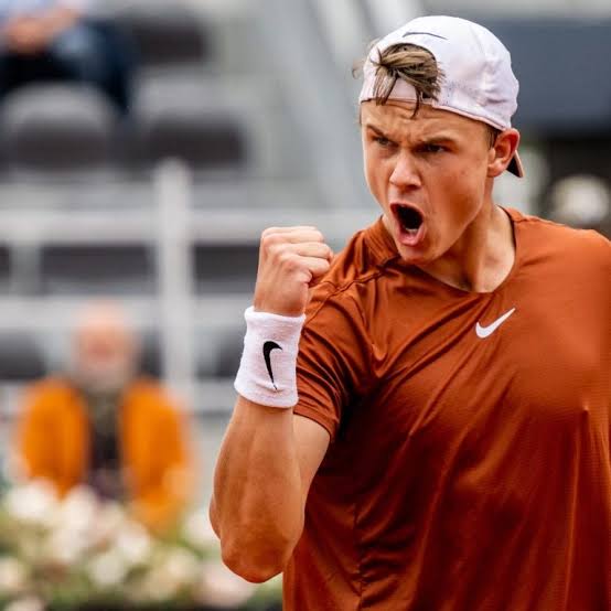 ParisRMC's tweet photo. 🚨 Les #pronos de @ChPaillet21 @ParisRMC
🎾 #Rune bat #Jacquet (1.54)
🎾 #Nakashima bat #Humbert (1.35)
🎾 #Halys bat #Buse (1.72)
🎾 #Rinderknech bat #Molcan (1.54)
▶️ Cote totale 5.50
▶️ Paris annexes à 🎧 ici
▶️ https://t.co/hJ8TZL4A70 https://t.co/SGjXwORcc6