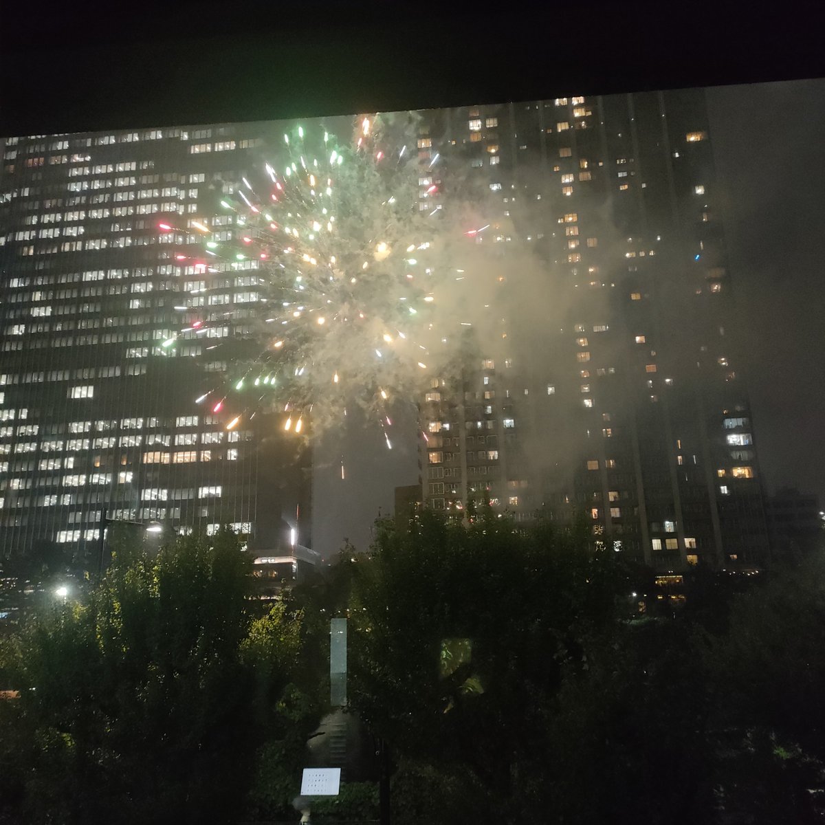 yu_t_ume's tweet photo. なんか、花火が打ち上がって窓から見えた。都内某所。 https://t.co/HIrFCXeKP7