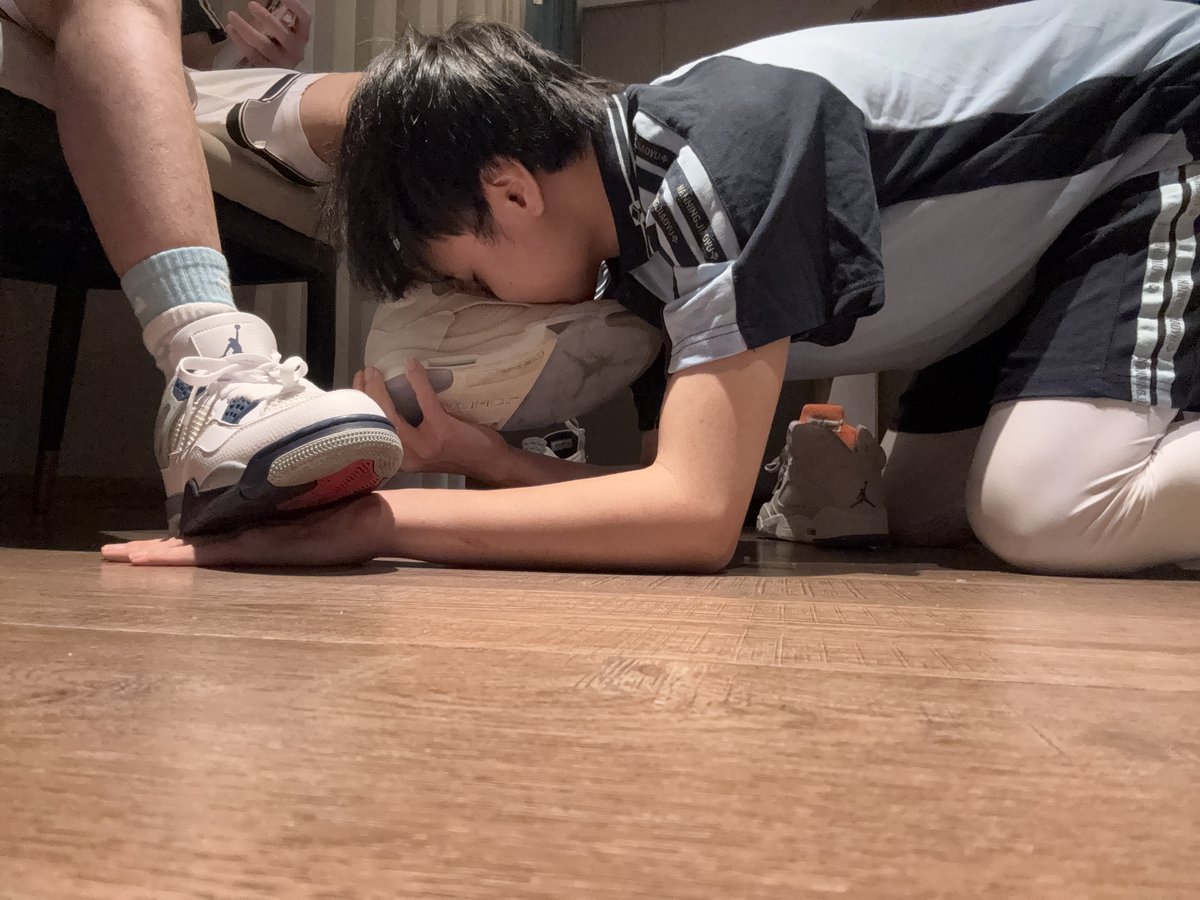 wei_nan19885's tweet photo. 校服少年臣服于鞋袜之下。 https://t.co/33WafzQPKT
