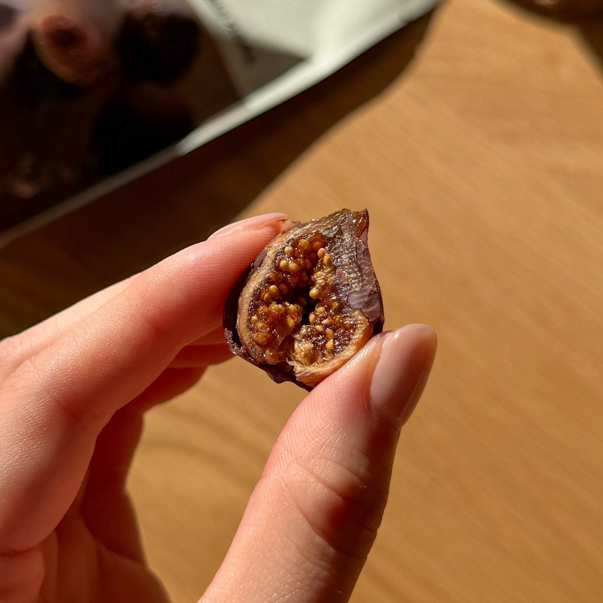 muji_net's tweet photo. チョコの中に、蜜漬け「いちじく」がまるごと。 https://t.co/BimbySH30W