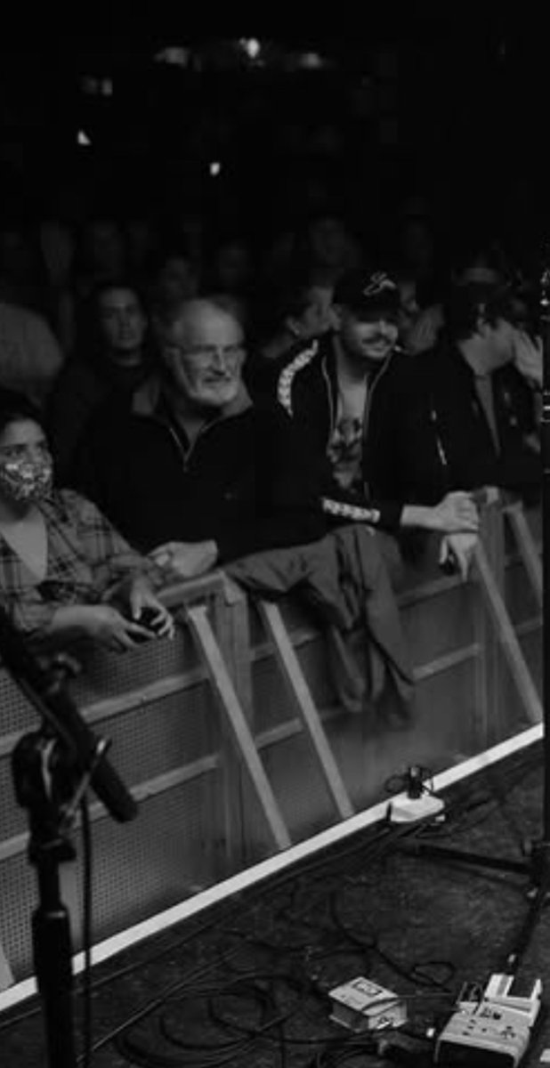 catnina1302's tweet photo. Que plateia é essa, Adeline? 
Ow garota que não sabe usar o dinheiro que tem! Ela tem que mostrar que é cantora se não ela morre...
Se eu tivesse o teu dinheiro, não me envergonharia assim. https://t.co/d0Avmq7dHL