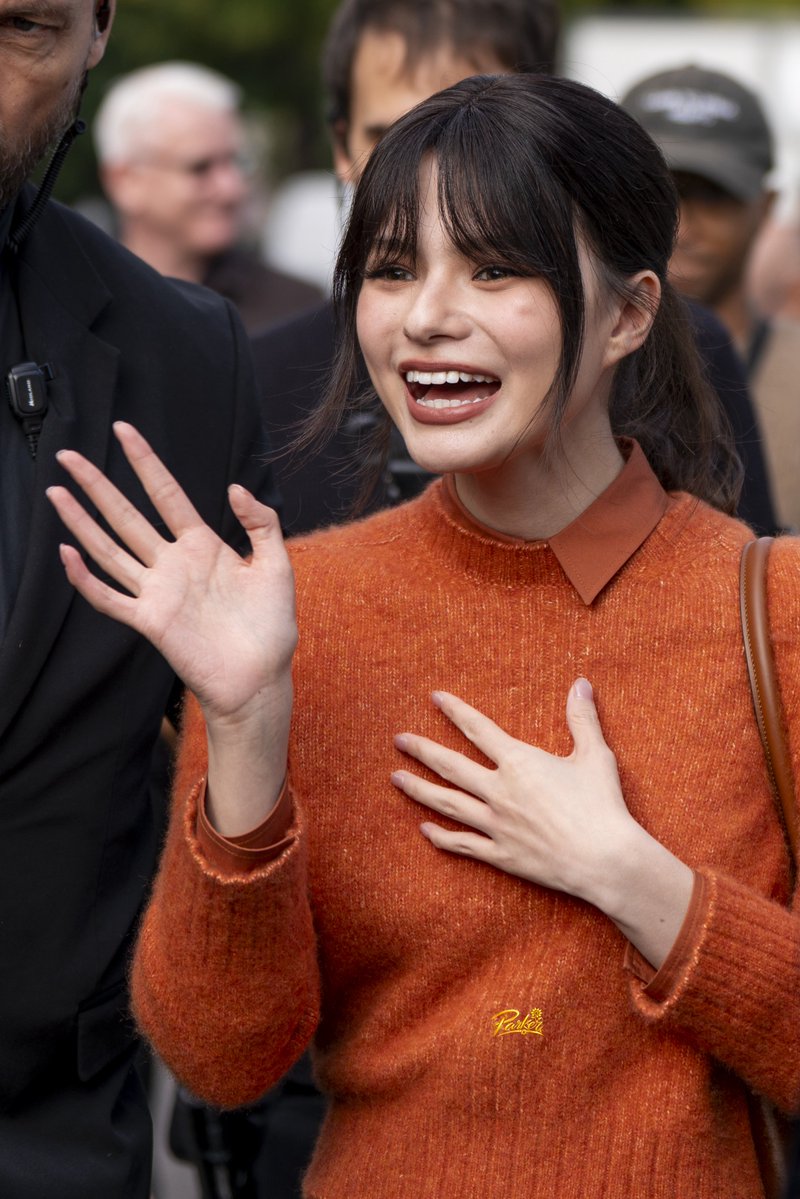 ParkerLoveThai's tweet photo. It's the first time I've photographed Becky and it was really amazing. She is truly a princess🥰 Smiling, sweet and so happy to see her fans🥰 Last year I couldn't attend Tod's's parade but this year I wouldn't have missed it in the world... and it was beautiful❤️🪽

REBECCA AT TODS MFW26
#BeckyxMFWTodsSS27 
#Tods #TodsSS27 
#beckysangels #BeckyArmstrong 
#milanfashionweek