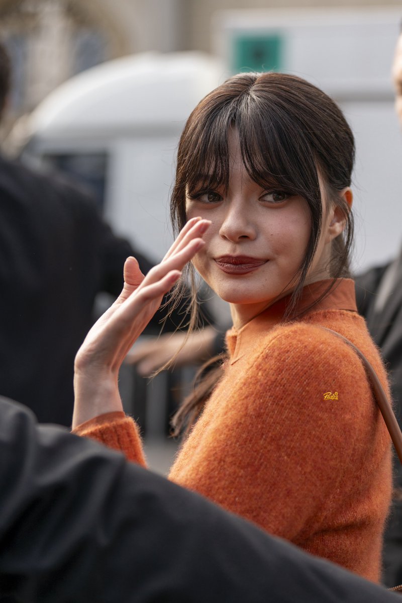 ParkerLoveThai's tweet photo. It's the first time I've photographed Becky and it was really amazing. She is truly a princess🥰 Smiling, sweet and so happy to see her fans🥰 Last year I couldn't attend Tod's's parade but this year I wouldn't have missed it in the world... and it was beautiful❤️🪽

REBECCA AT TODS MFW26
#BeckyxMFWTodsSS27 
#Tods #TodsSS27 
#beckysangels #BeckyArmstrong 
#milanfashionweek