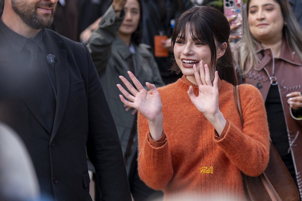 ParkerLoveThai's tweet photo. It's the first time I've photographed Becky and it was really amazing. She is truly a princess🥰 Smiling, sweet and so happy to see her fans🥰 Last year I couldn't attend Tod's's parade but this year I wouldn't have missed it in the world... and it was beautiful❤️🪽

REBECCA AT TODS MFW26
#BeckyxMFWTodsSS27 
#Tods #TodsSS27 
#beckysangels #BeckyArmstrong 
#milanfashionweek
