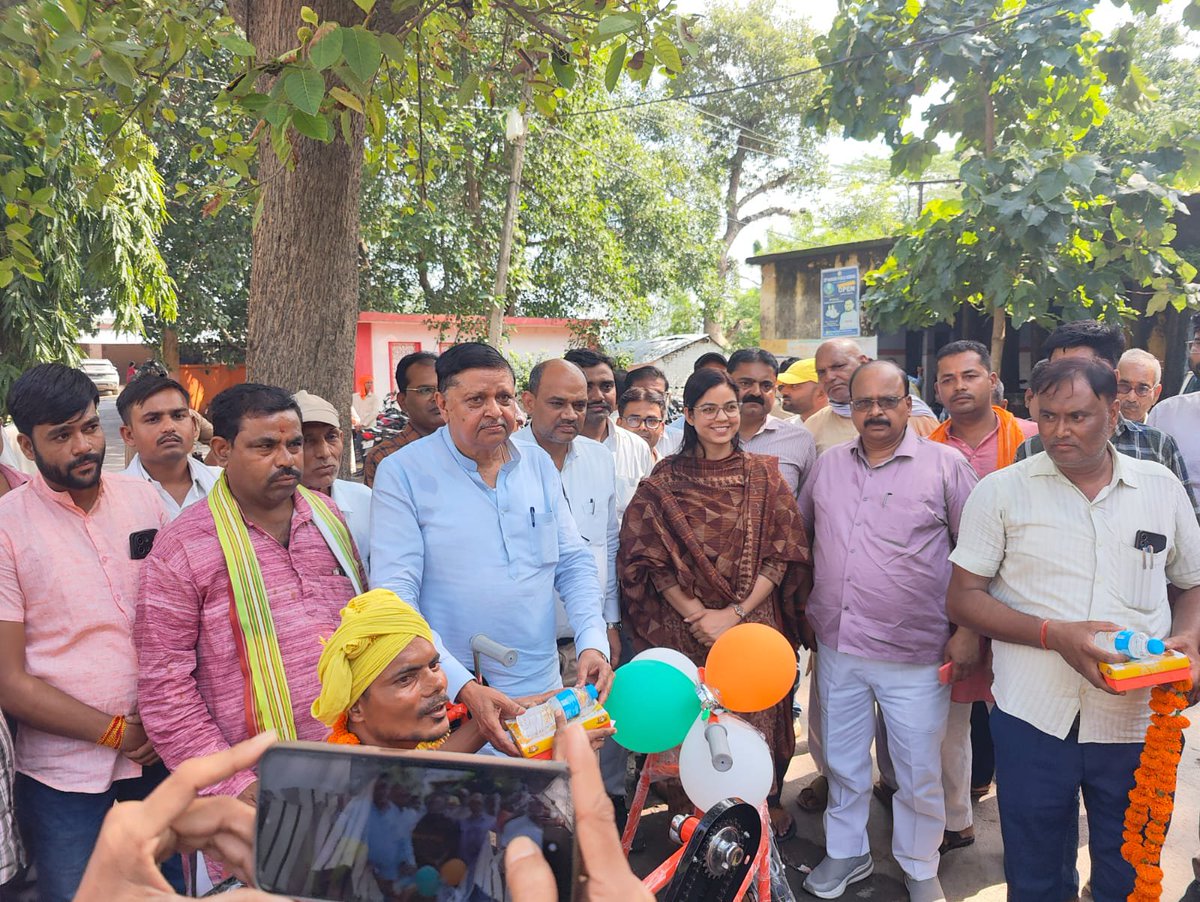 dmgonda2's tweet photo. "सेवा संकल्प अभियान" अन्तर्गत विकासखण्ड हलधरमऊ में आयोजित कार्यक्रम में मा० विधायक कटरा बाजार श्री बावन सिंह जी द्वारा दिव्यांगजनों को ट्राईसाईकिल, शादी अनुदान तथा मुख्यमंत्री आवास स्वीकृति प्रमाण आदि का वितरण किया गया।
#सेवा_संकल्प_अभियान 
#गोण्डा_उत्तर_प्रदेश 
@bawansinghbjp https://t.co/REXCGbegQv