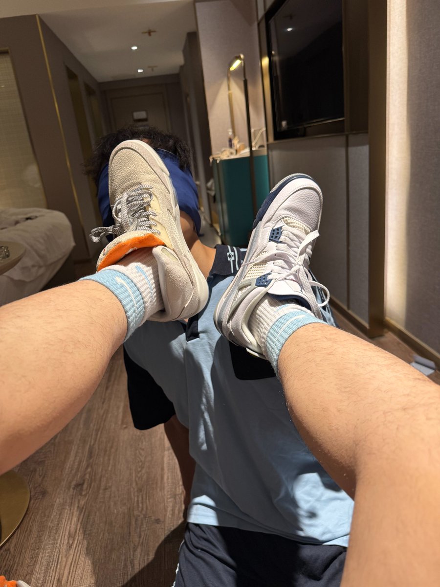 wei_nan19885's tweet photo. 校服少年臣服于鞋袜之下。 https://t.co/33WafzQPKT