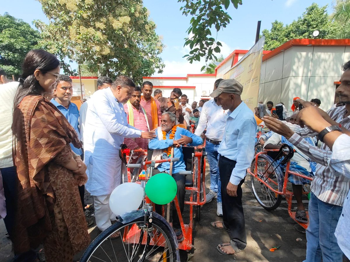 dmgonda2's tweet photo. "सेवा संकल्प अभियान" अन्तर्गत विकासखण्ड हलधरमऊ में आयोजित कार्यक्रम में मा० विधायक कटरा बाजार श्री बावन सिंह जी द्वारा दिव्यांगजनों को ट्राईसाईकिल, शादी अनुदान तथा मुख्यमंत्री आवास स्वीकृति प्रमाण आदि का वितरण किया गया।
#सेवा_संकल्प_अभियान 
#गोण्डा_उत्तर_प्रदेश 
@bawansinghbjp https://t.co/REXCGbegQv