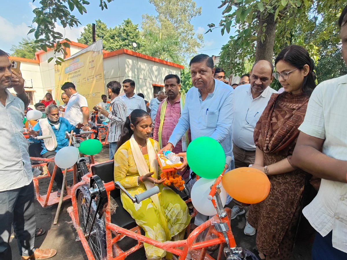 dmgonda2's tweet photo. "सेवा संकल्प अभियान" अन्तर्गत विकासखण्ड हलधरमऊ में आयोजित कार्यक्रम में मा० विधायक कटरा बाजार श्री बावन सिंह जी द्वारा दिव्यांगजनों को ट्राईसाईकिल, शादी अनुदान तथा मुख्यमंत्री आवास स्वीकृति प्रमाण आदि का वितरण किया गया।
#सेवा_संकल्प_अभियान 
#गोण्डा_उत्तर_प्रदेश 
@bawansinghbjp https://t.co/REXCGbegQv