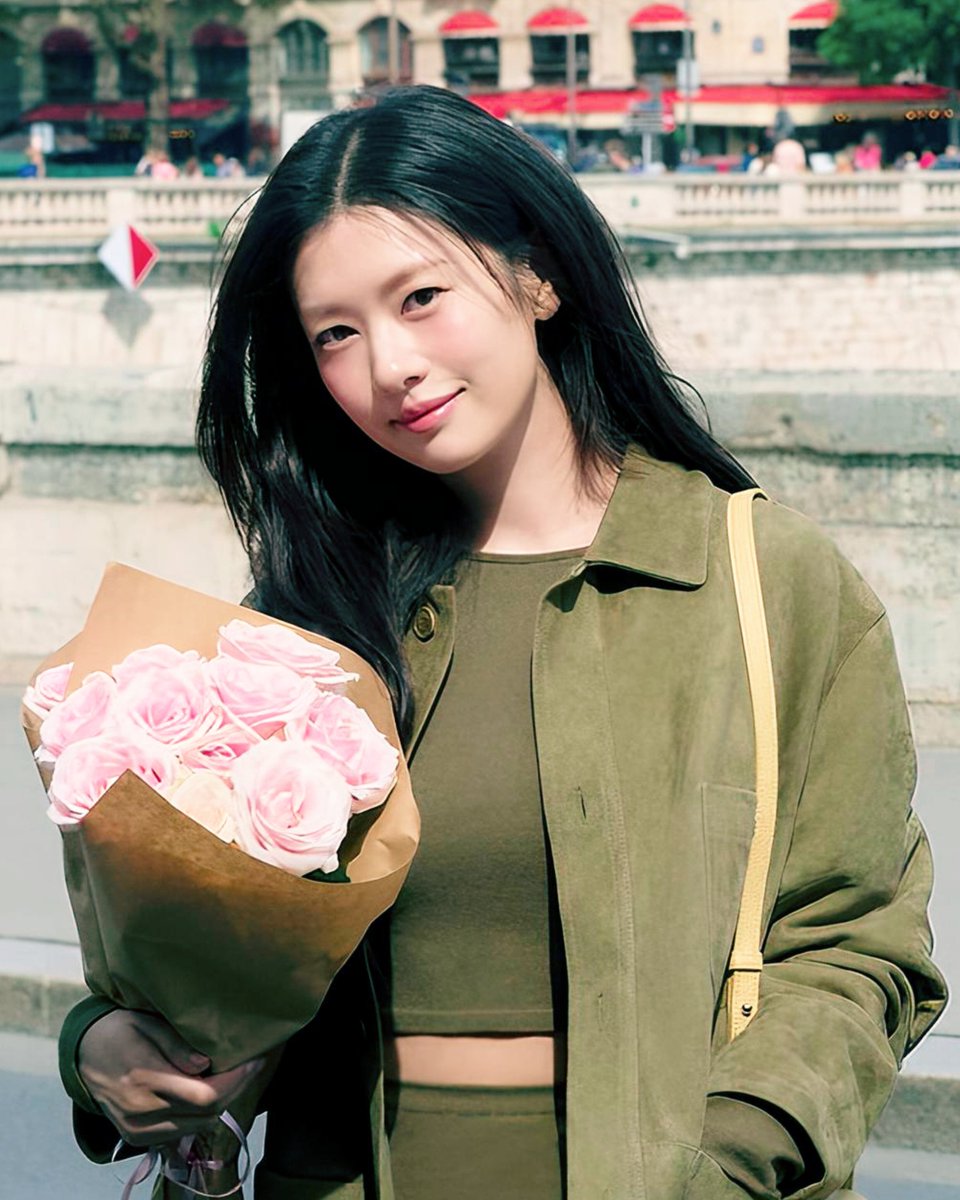 fanofsomin1955's tweet photo. Pretty Somin🩷 with pretty flower 🌷💐#JungSoMin https://t.co/t00uTT0OOk