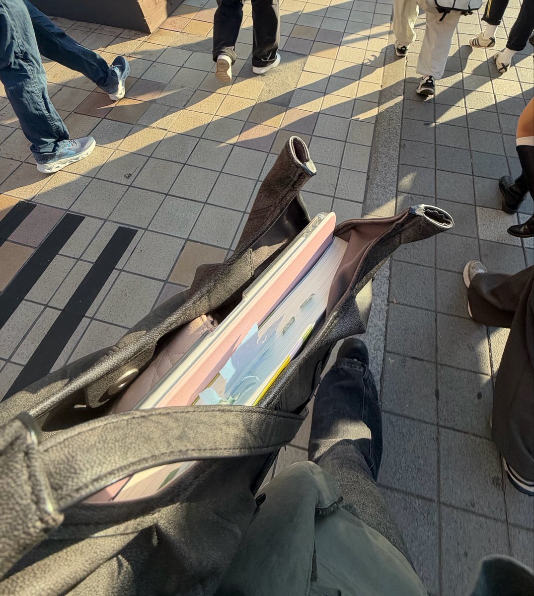 tte0yeoni's tweet photo. 보일테일 가방에 전공책 넣는짓 하지마세요….. 버스에서 내리는데 가방끈이 툭 하고빠짐 내 소중한 몬치치잃어버림……우울 https://t.co/9O4hmVe7kS