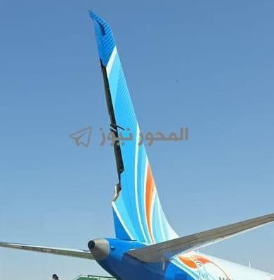 Defensa_Israel's tweet photo. Especulaciones sobre las razones por las que el timón de cola se ve destrozado:
Parte 5  |  🇦🇪🇮🇱🇸🇦  |  #Israel
1. Maniobras bruscas y fuerzas aerodinámicas extremas: 
- Durante la pelea violenta entre los pilotos en la cabina, se produjeron descontrol temporales de la nave e impulsos bruscos y desmedidos sobre los pedales del timón (rudder pedals). 
- Exceder los límites operacionales estructurales del avión a altas velocidades (aerodynamic load limits) o realizar deflexiones abruptas y repetidas del timón de cola puede desgarrar o fracturar las superficies de control o los paneles de material compuesto del estabilizador vertical.
2. Intento deliberado o sabotaje de mandos:
- Informes preliminares sobre la investigación analizan si uno de los tripulantes forzó o bloqueó violentamente las superficies de control en un intento por desviar o desstabilizar el vuelo, provocando el fallo de la estructura hidráulica/mecánica del timón.