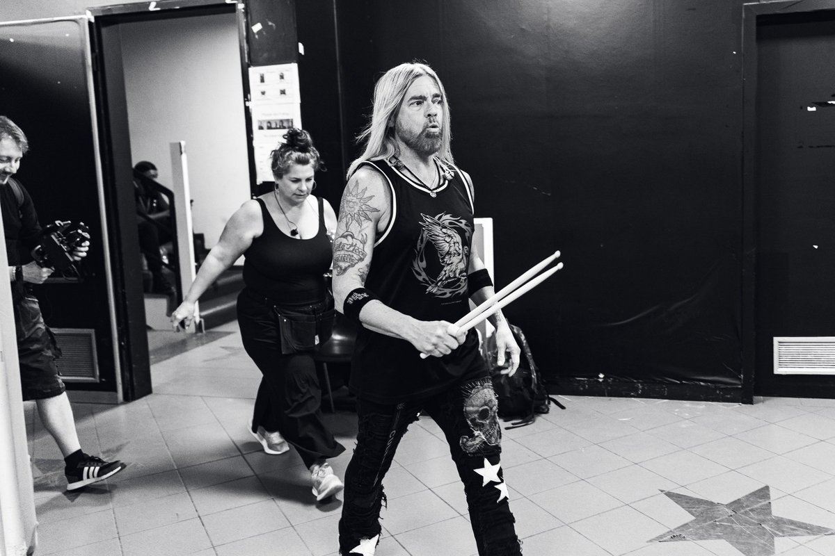 EvaWebsite's tweet photo. Moments before @evanescence stepped on stage at @UnipolArena 🔥That quiet before the storm on Monday night! 

📷 @FLIGHT_AMY for EvanescenceVille https://t.co/Ag1vDqbCwR