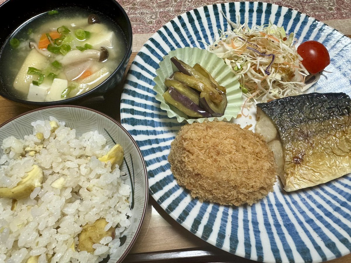 tayu002's tweet photo. 本日の夕食1416
鯖の塩焼き
コロッケ
ナスの胡麻油炒め
付け合わせ野菜
お味噌汁
栗ごはん https://t.co/2l9zaLlwRl