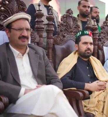 ahmadwaraichh's tweet photo. ’’سہیل آفریدی نااہل ہوئے تو کوئی بھی وزیراعلیٰ نہیں بنے گا، ہم میں سے کوئی بھی اسمبلی میں نہیں رہے گا، سڑکوں پر ہوں گے‘‘ جنید اکبر خان کا اعلان https://t.co/a2ZbxEh8JM