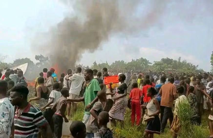 Baike9x's tweet photo. 🔴 #INFO / CRASH — Boîte noire oyo ewutaki na mpepo oyo ekweaki le 25 septembre na Kenge ezwami mpe epesamaki na Kinshasa mpo na analyse. Analyse na yango esengeli kosalisa mpo na koyeba ba circonstances mpe ba causes ya crash, oyo ebomaki bato 17. https://t.co/oPSuibMP8L