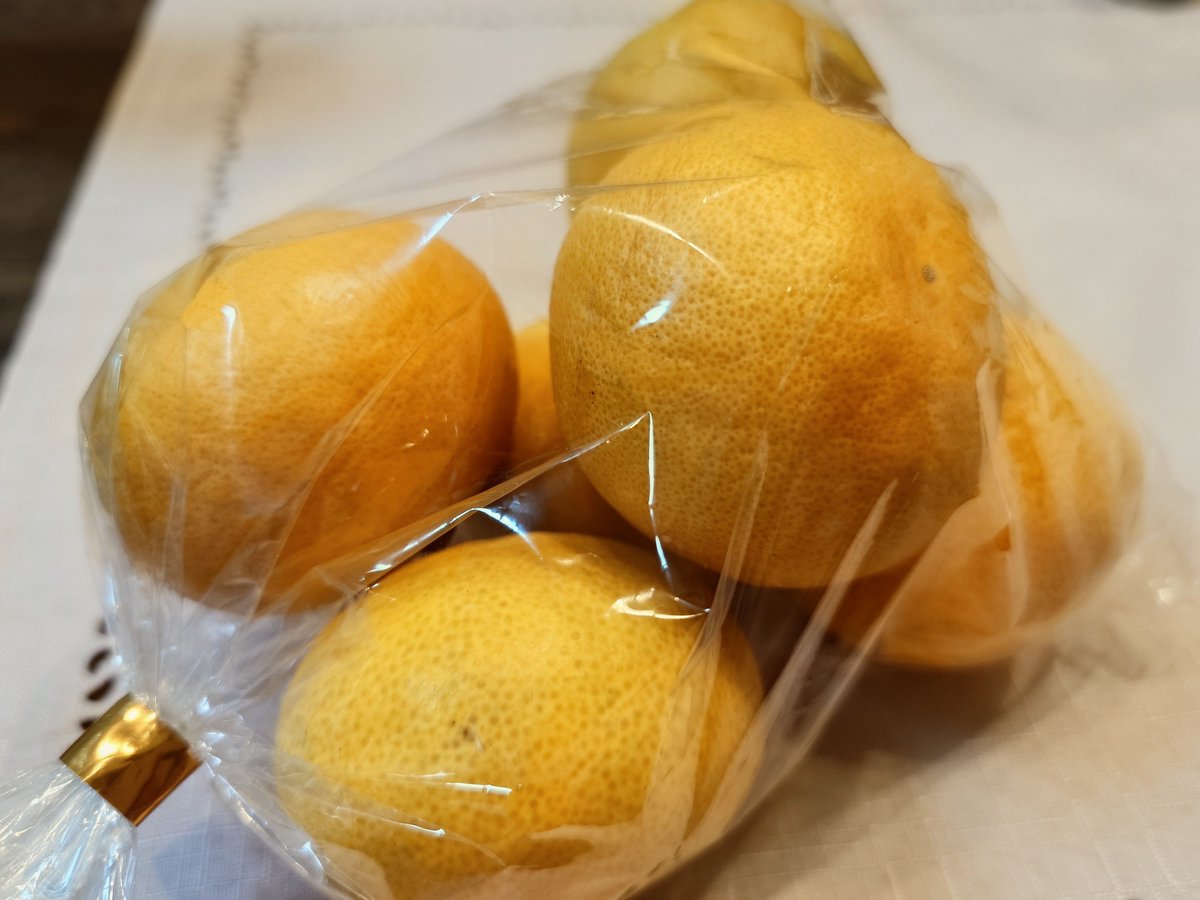 natchan_72's tweet photo. 今シーズン初の果物。みかん🍊を買ってみました。小さいけど6個入りで税抜き298円。熊本県八代市産です。酸っぱくはなかったです。みかんの季節が始まったのは嬉しいです。 https://t.co/ipk2NmKEmk
