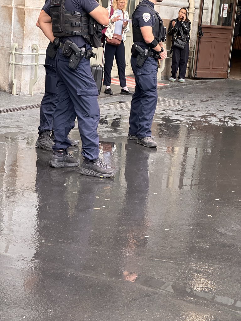 ScarboAss70's tweet photo. Gorgeous men at gare de Lyon. Good morning everyone https://t.co/ieEdEgf9xw