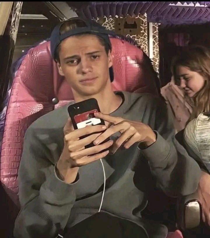 yerayherr's tweet photo. cuando me hacen pausar mi música para decirme algo que no me interesa https://t.co/Ifm2fHPEPJ