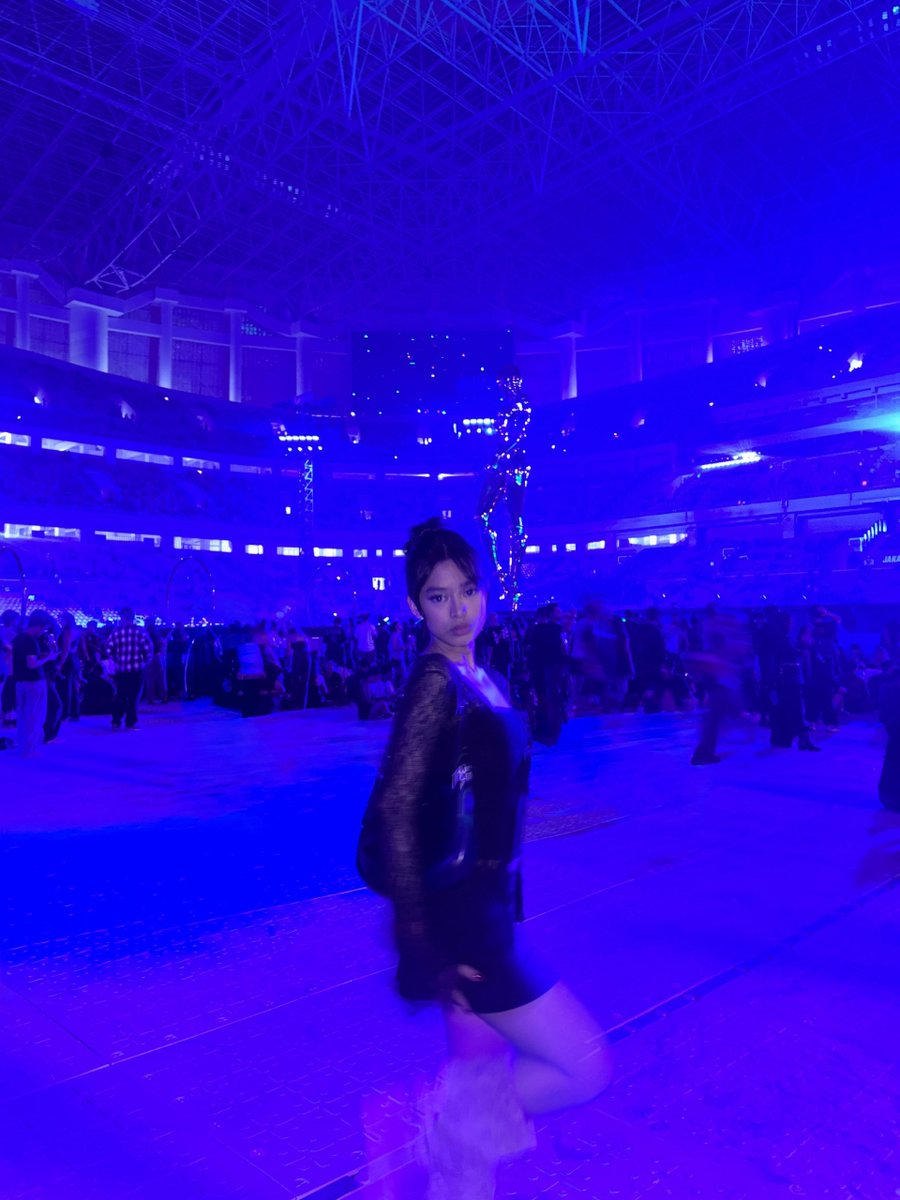 sealoftly's tweet photo. finally foto konser the weeknd out jugaaaa, AAAA CAKEPNYAAA 😭😭😭😭💜💜💜💜💜 https://t.co/vAkOBx4C6L