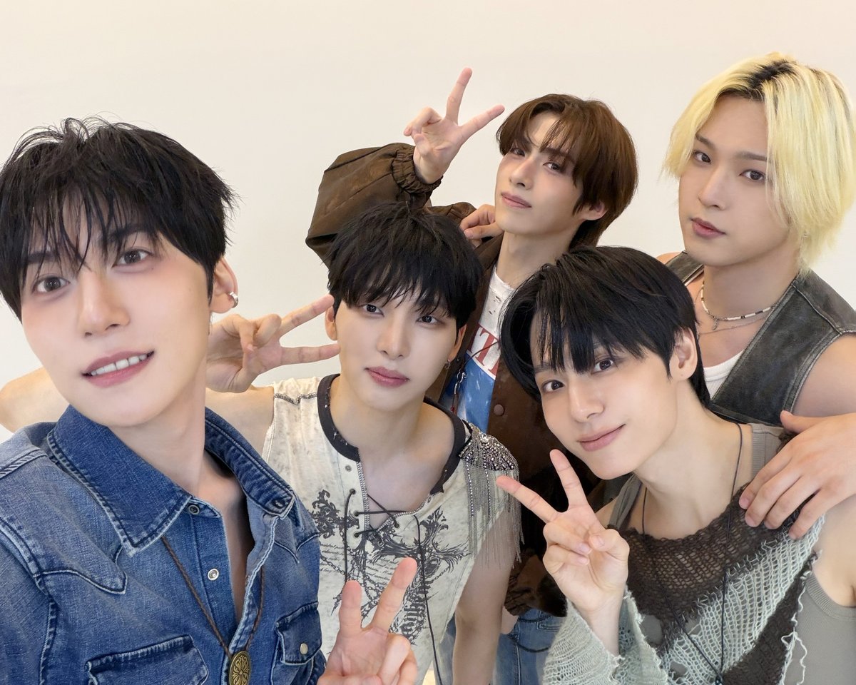 official_ONEUS's tweet photo. [#이달의원어스]

눈을 돌릴 수 없는 
순간들로 가득할 10월 👀

투문과 함께라 더욱 빛날
매일 특별해질 우리의 시간 ✨
이번 달도 행복한 추억으로 채워봐요 💗

#원어스 #ONEUS
#10월의원어스 https://t.co/YS2Ql4wTse