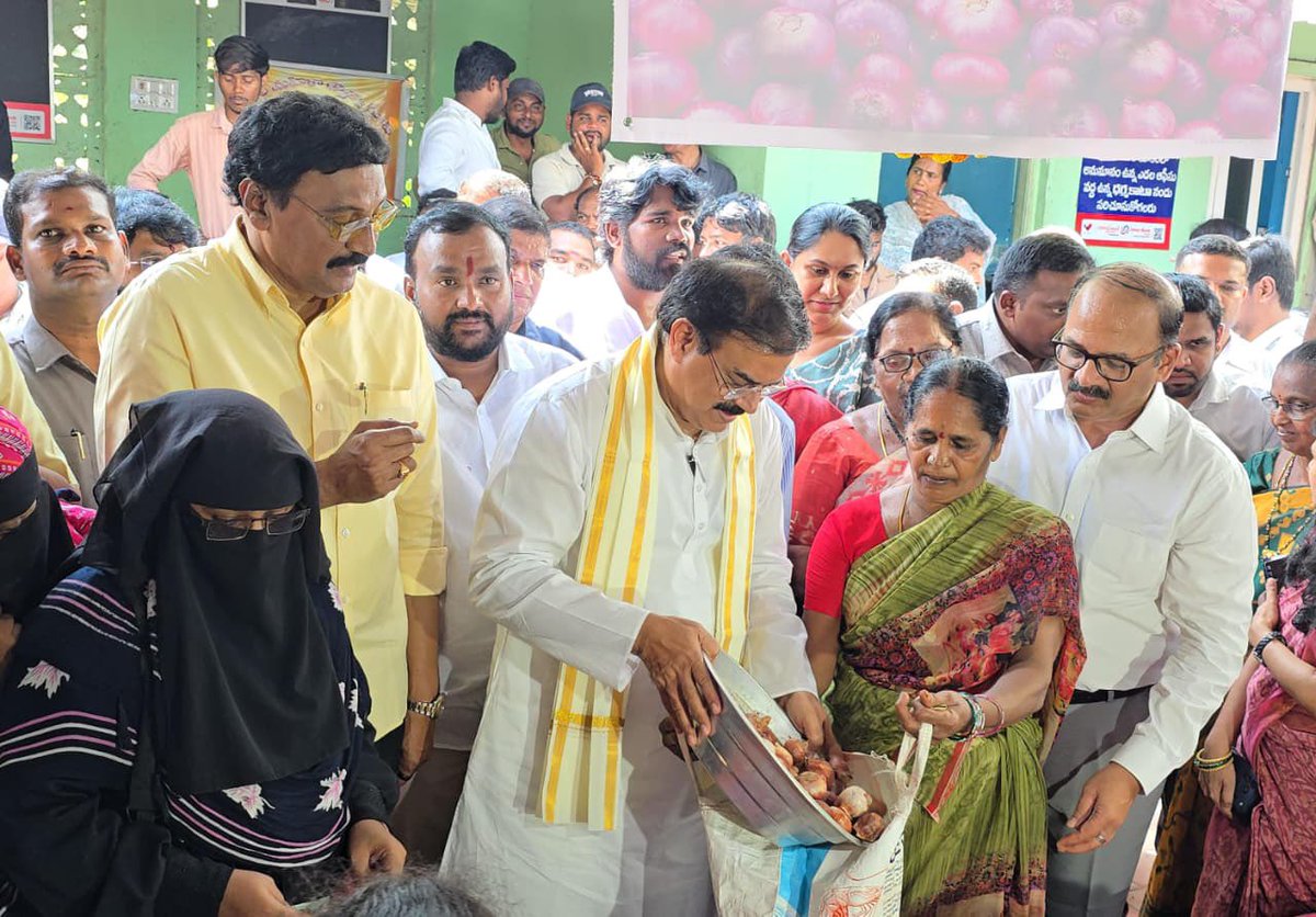 mnadendla's tweet photo. This morning at Vijayawada Rythu Bazaar, our NDA Government launched onion sales at ₹35 per kg to ease the burden on households.
Each family can buy up to 2 kg a month with Aadhaar or ration card. Grateful to the Government of India @narendramodi ji, @JoshiPralhad ji and @Nccf_India for their support.
Under the guidance of Hon’ble CM and Hon’ble Deputy CM garu, we will extend this facility in 115 Rythu bazaars across the State. 
@ncbn  @PawanKalyan