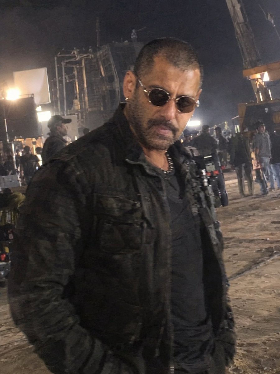 AbhimanyuPart1's tweet photo. Letest leak On Set 💥🔥 #Monster Mega Star Salman khan  #SVC63 #Salmankhan https://t.co/AB9ATr3Uou