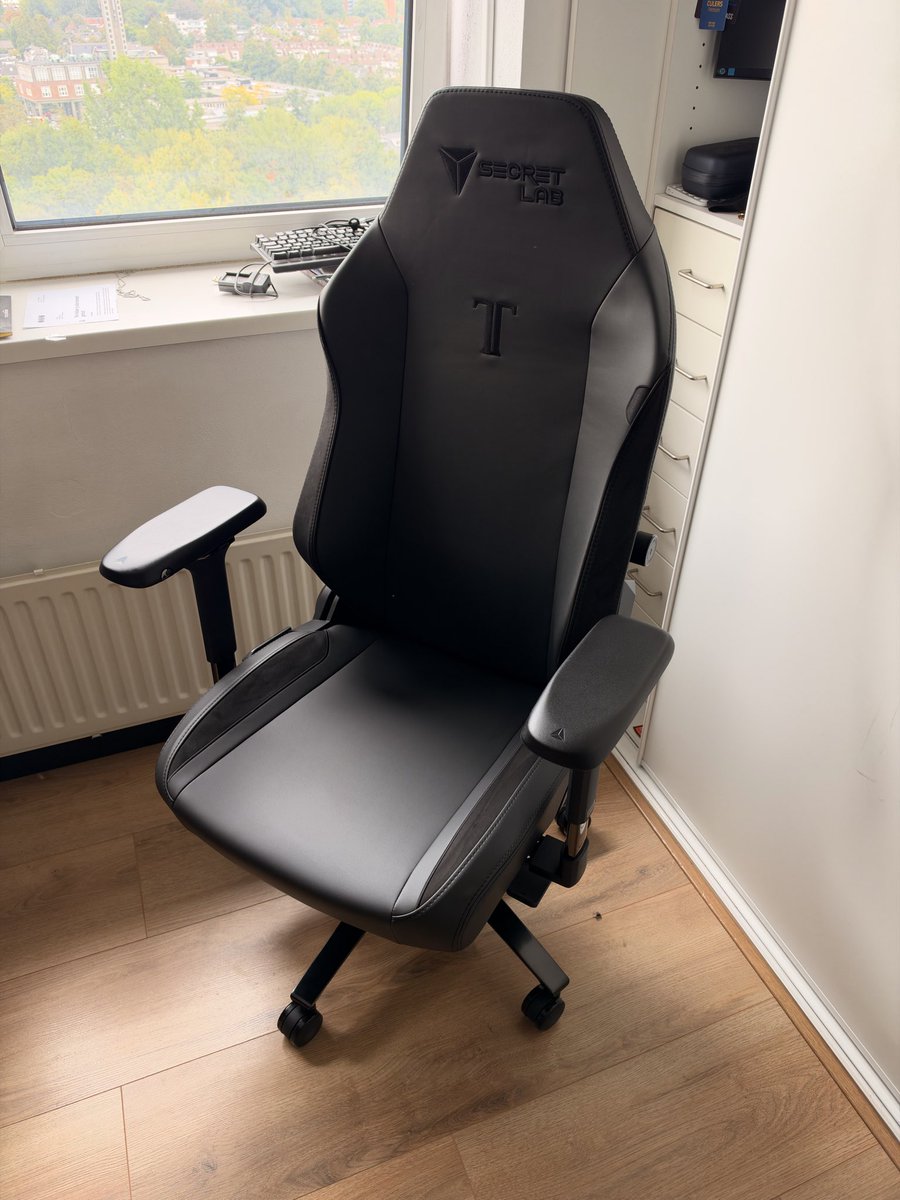 jackey_zeng's tweet photo. My new #Secretlab gaming chair🥰💺#perfection https://t.co/fLVo5CpYLT