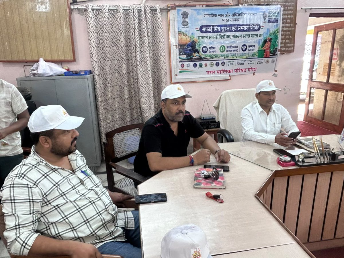 GondaNpp's tweet photo. नगर पालिका परिषद गोंडा में 'स्वच्छता ही सेवा' के तहत सफाई मित्र सुरक्षा एवं सम्मान शिविर आयोजित किया गया।
इसमें सफाई कर्मियों को टी-शर्ट, कैप व PPE किट बांटे गए तथा स्वास्थ्य जांच, आयुष्मान भारत, पीएम स्वनिधि और आवास योजना का लाभ प्रदान किया गया। https://t.co/jwllj4uZol