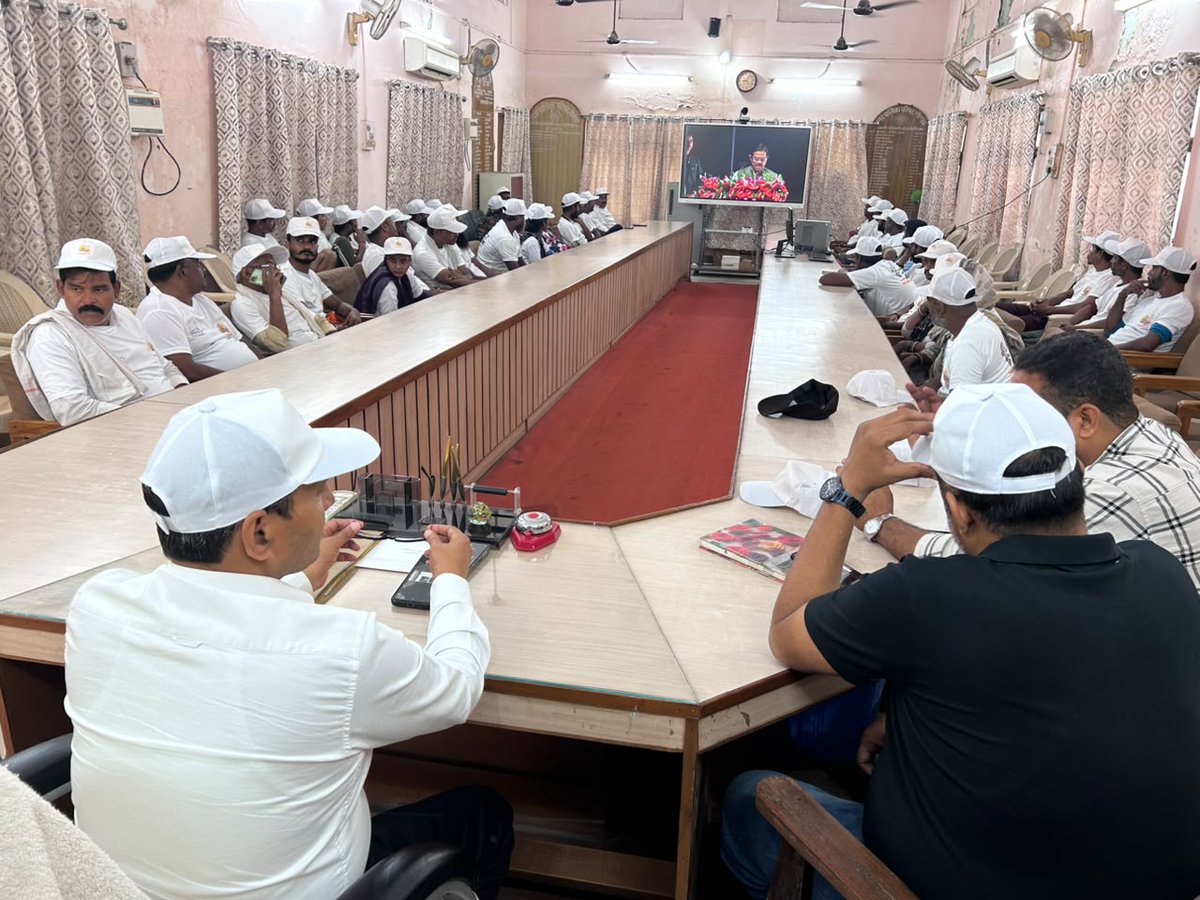 GondaNpp's tweet photo. नगर पालिका परिषद गोंडा में 'स्वच्छता ही सेवा' के तहत सफाई मित्र सुरक्षा एवं सम्मान शिविर आयोजित किया गया।
इसमें सफाई कर्मियों को टी-शर्ट, कैप व PPE किट बांटे गए तथा स्वास्थ्य जांच, आयुष्मान भारत, पीएम स्वनिधि और आवास योजना का लाभ प्रदान किया गया। https://t.co/jwllj4uZol