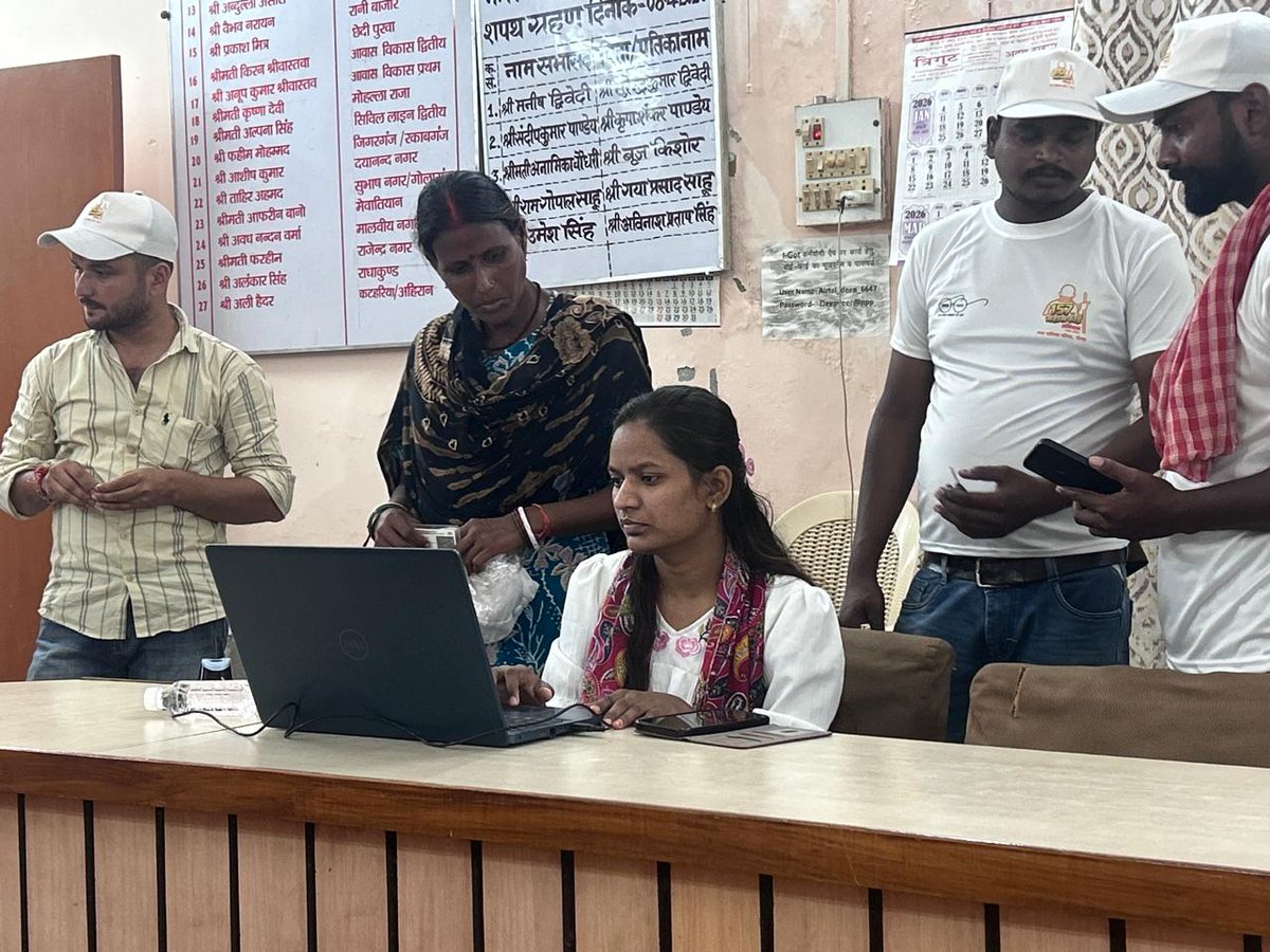 GondaNpp's tweet photo. नगर पालिका परिषद गोंडा में 'स्वच्छता ही सेवा' के तहत सफाई मित्र सुरक्षा एवं सम्मान शिविर आयोजित किया गया।
इसमें सफाई कर्मियों को टी-शर्ट, कैप व PPE किट बांटे गए तथा स्वास्थ्य जांच, आयुष्मान भारत, पीएम स्वनिधि और आवास योजना का लाभ प्रदान किया गया। https://t.co/jwllj4uZol