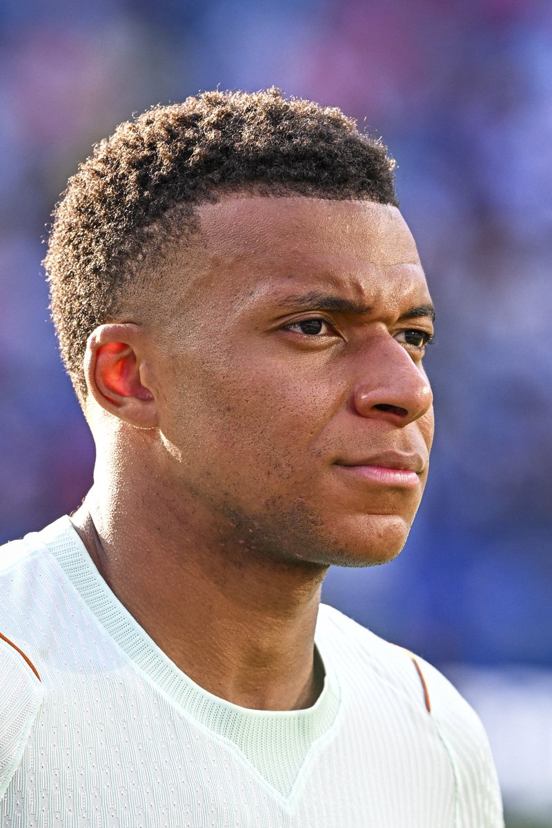 lnstantFoot's tweet photo. 🚨 Omar Da Fonseca pousse un ÉNORME COUP DE GUEULE contre ceux qui dévalorisent Kylian Mbappé et réclame davantage de liberté pour les joueurs d'exception comme lui. 🤬🇫🇷

« 𝗟𝗲𝘀 𝗰𝗵𝗶𝗳𝗳𝗿𝗲𝘀 𝗻𝗲 𝗽𝗮𝗿𝗹𝗲𝗻𝘁 𝗽𝗮𝘀 𝗽𝗼𝘂𝗿 𝗹𝘂𝗶 : 𝗜𝗟𝗦 𝗛𝗨𝗥𝗟𝗘𝗡𝗧 ! »

🗣️ « Mais vous êtes amoureux ou quoi ? Il vous a largué par texto ? Je me lève 'Mbappé, Mbappé...' ! Tous les mecs, tous les journalistes, mes amis : 'Il sert à rien, il défend pas, il court pas...' On est malade !

Mon positionnement, c'est pas en faveur ou contre Kylian Mbappé. On le dévalorise. 𝗟𝗲𝘀 𝗰𝗵𝗶𝗳𝗳𝗿𝗲𝘀 𝗻𝗲 𝗽𝗮𝗿𝗹𝗲𝗻𝘁 𝗽𝗮𝘀 𝗽𝗼𝘂𝗿 𝗹𝘂𝗶 : 𝗜𝗟𝗦 𝗛𝗨𝗥𝗟𝗘𝗡𝗧 ! (𝟩 𝘮𝘢𝘵𝘤𝘩𝘴, 𝟩 𝘣𝘶𝘵𝘴 𝘤𝘦𝘵𝘵𝘦 𝘴𝘢𝘪𝘴𝘰𝘯 𝘦𝘯 𝘓𝘪𝘨𝘢)

𝗠𝗯𝗮𝗽𝗽𝗲́ 𝗮𝘂𝗿𝗮𝗶𝘁 𝗷𝗼𝘂𝗲́ 𝗮𝘃𝗲𝗰 𝗠𝗼𝗱𝗿𝗶𝗰 𝗲𝘁 𝗞𝗿𝗼𝗼𝘀 𝗱𝗲𝗿𝗿𝗶𝗲̀𝗿𝗲 𝗹𝘂𝗶, 𝗶𝗹 𝗮𝘂𝗿𝗮𝗶𝘁 𝗲𝘂 𝟯 𝗕𝗮𝗹𝗹𝗼𝗻𝘀 𝗱'𝗢𝗿.

Il se nourrit lui-même de ses propres qualités individuelles : le défenseur, il lui met 3 mètres. 💨

[𝘋𝘢𝘯𝘴 𝘤𝘦 𝘮𝘰𝘯𝘥𝘦,] le risque est pénalisé, il faut que tu fasses l'équilibre : si t'attaques, il faut que tu reviennes... MAIS ÇA, ÇA EXISTE PAS !! 😡 On croit que parce que l'équipe presse, ça y est, le futur est garanti.

D'accord, mais à un moment donné heureusement que Dembélé il fait la soupe, il fait le dribble... que Kvara il fait la saison où on ne sait pas s'il la refera. 

Mais les grosses équipes, la période où elles sont obligées de défendre : elle est minime ! Arrêtons avec ce côté académique, structuré, rigidité, organisation : ON A PERDU LA VALEUR DU JEU. ❌

Rodri, c'est un joueur excellent : l'élégance. Néanmoins, il joue dans le rond central.

La surface où t'es obligé de gagner la seconde, le centimètre... est-ce qu'on peut leur autoriser une certaine PERMISSION ?

Les grands moments qu'on retient dans notre mémoire, c'est quand on a eu des joueurs uniques différents... et des légendes. »

(@DisneyPlusFR)