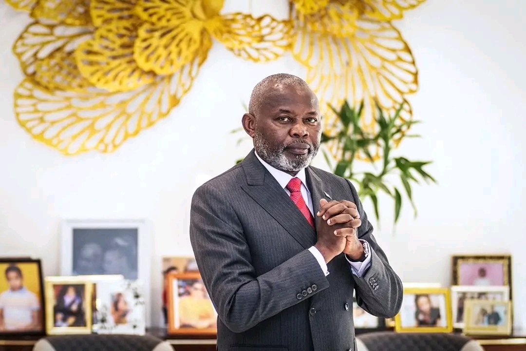 LFranceKuzikesa's tweet photo. Plusieurs sources politiques et diplomatiques renseignent que le président de l’UNC, le professeur Vital Kamerhe aurait pris sa retraite politique et de ce fait, se retire de la vie politique active.
Les dernières épreuves de son alliance avec le président Tshisekedi, émaillée de conflits permanents, ne lui permettraient plus de rester actif dans la vie politique congolaise.
C’est ce qui justifierait une débandade, un désordre, un désespoir et un abandon de son parti l’UNC, qui traverse, à ce jour, la période la plus difficile de son histoire, par manque de leadership.
Quant à son alliance avec le président Tshisekedi, les mêmes sources dignes de foi indiquent que Vital Kamerhe en sortirait grand perdant et aurait bradé son avenir politique en vain prix et qu’il en regretterait éperdument.

#Recteur